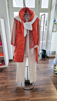 orangefarbener Damen-Steppmantel bei Mode mit Stil in Ahaus