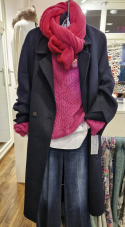 Damenoutfit in blau und pink