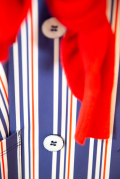 blau rotes Streifenmuster mit rotem Pulli