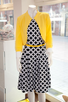 schwarz weisses Kleid und gelber Bolero von Ribkoff