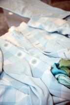 modische Damenkombination blau weiß
