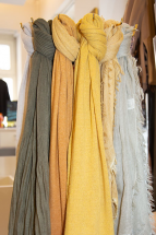 Damenschals in den Trendfarben ocker senf camel