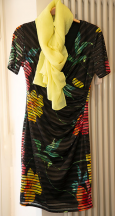 geblümtes Kleid mit gelben Schal