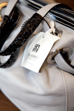 schwarz-weisse Tasche von Iris Horbach bei Mode Cramer