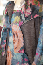 Damen-Strickpulli mit großen Blumen
