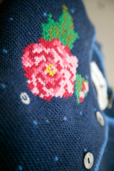 Damen Strickjacke mit nostalgischen Blütendruck