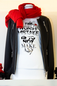 rot-schwarze Damenkombination bei Mode mit Stil