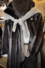 Stylische Damenkombination mit Leo-Muster