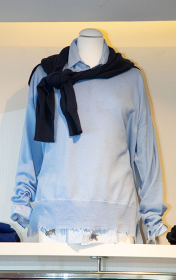 Damenkleidung in hellblau und dunkelblau