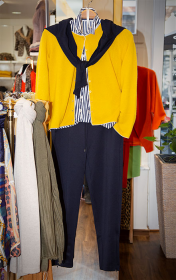 Stylische Damenkombination mit den Herbsttrendfarben
