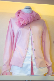 rosa Cardigan mit weißer Bluse