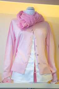 rosa Cardigan mit weier Bluse