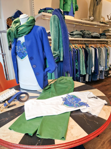 Modische Damen Kleidung in grün und blau