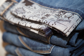 Jeans mit Comicdruck