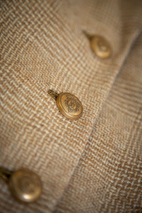 beiger Damen Tweedblaser mit Zierknöpfen