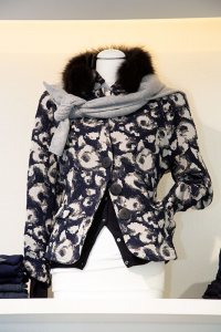 Damenblazer in schwarz-weiss mit abstrakten Blumen