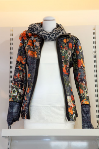 sportliche Damenjacke mit farbigen Blumenmuster