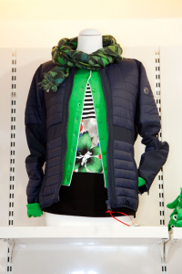 Frühjahr-Mode-Trendfarbe grün kombiniert mit floralem Shirt