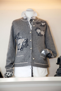 graue Damen-Trachten-Strickjacke mit Blumenmotiv