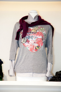 Graues Shirt mit Katzenprint und Pailletten