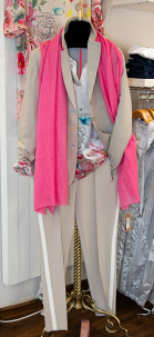 feminines Damenoutfit in beige pink