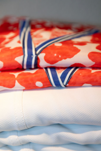 Damenbluse mit Blumen zur weißen Sommerhose