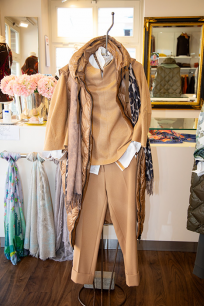 Damen Outfit in Brauntönen