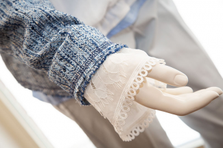 weiße Bluse mit Häkelborde am Arm