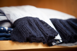 blau-weiß gestreifte Damen Hose mit Häkelborde
