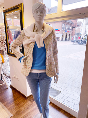 Frühjahrsmode 2025 Trend in blau