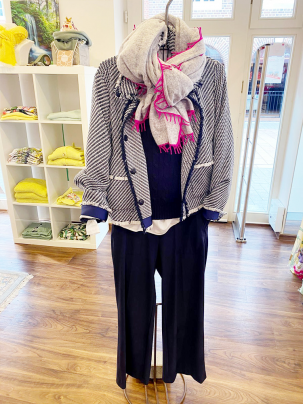 Damenmode mit Streifen