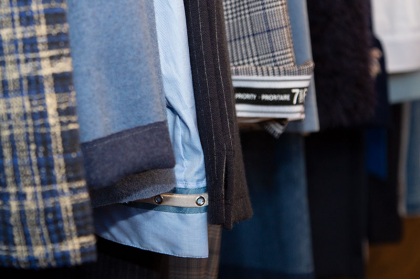 Blau in allen Tönen und Muster bei der Damenmode