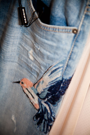 Damen-Jeans mit Vogel-Stickerei
