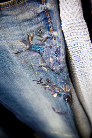 Destroyed Jeans mit Sticker